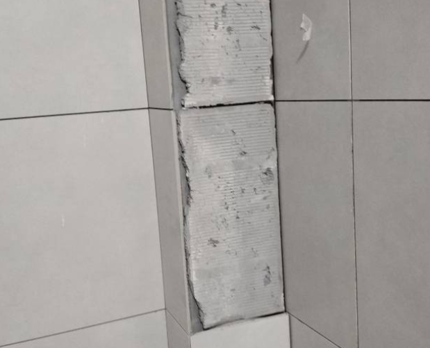 重庆县瓷砖空鼓维修公司分享下瓷砖施工前基层浇水润湿程度不足，可能导致以下问题